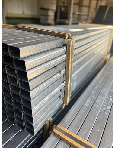 Słupek 60X40 H 1800 ocynk+kolor brąz RAL 8017+kapturek  Siatmet - 3
