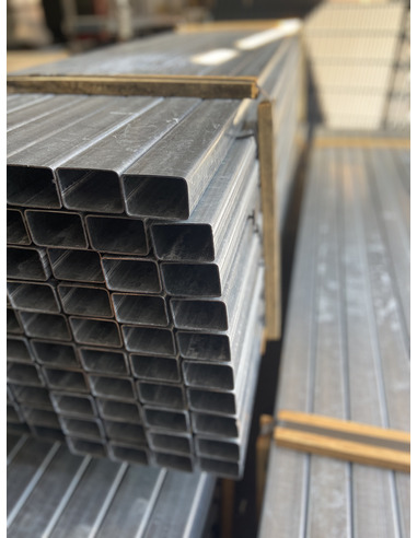 Słupek 60x40x1,2 H 2400 ocynk+kolor ciemny grafit RAL 7016+kapturek  - 3